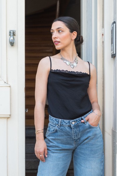 Μπλουζάκι με ρυθμιζόμενες τιράντες και λεπτομέρεια δαντέλας σε μαύρο χρώμα  